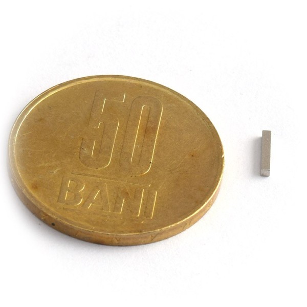 Неодимов магнит блок 1 x 1 x 6 мм - N42 в сравнение с монета 50 стотинки