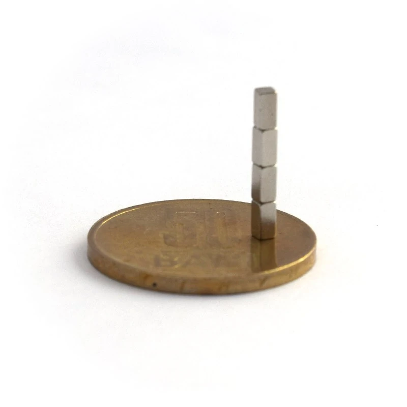 Magnet neodim bloc 2 x 2 x 4 mm - N42 grup vertical cu moneda de 50 bani