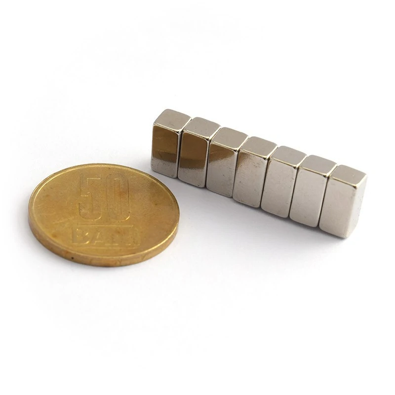 Magnet neodim bloc 10 x 5 x 5 mm - N42 grup cu moneda de 50 bani