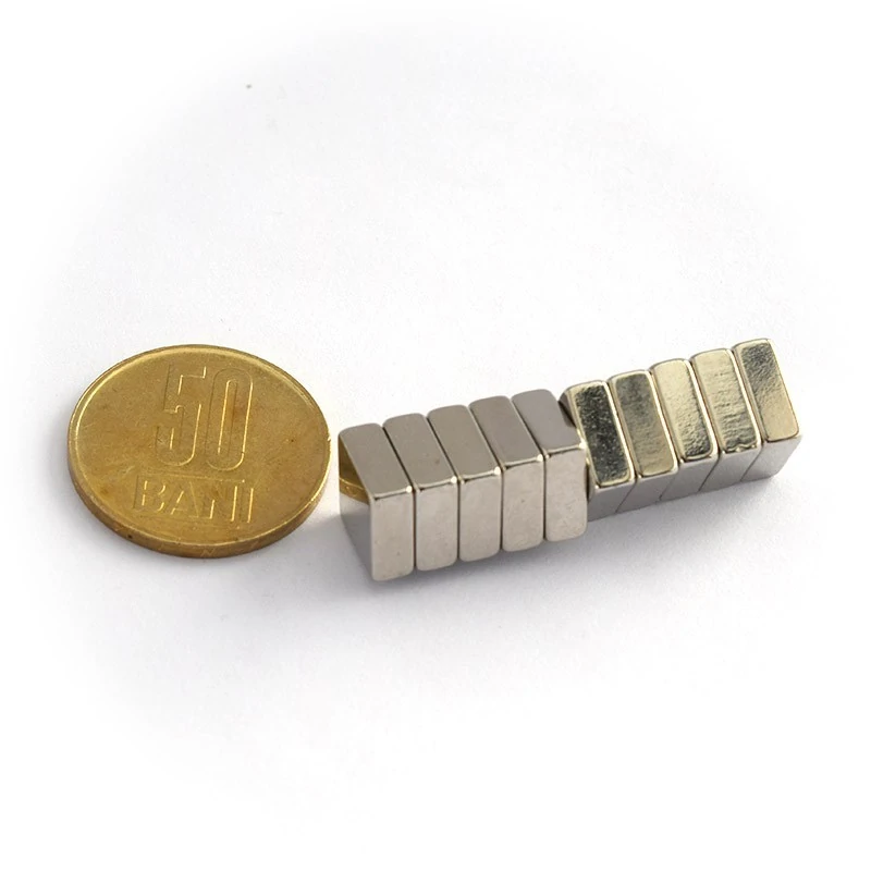 Magnet neodim bloc 10 x 10 x 4 mm - N40 grup cu moneda de 50 bani