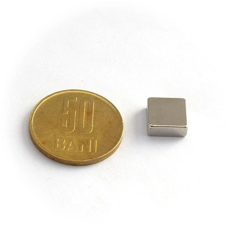 Magnet neodim bloc 10 x 10 x 4 mm - N40 cu moneda de 50 bani