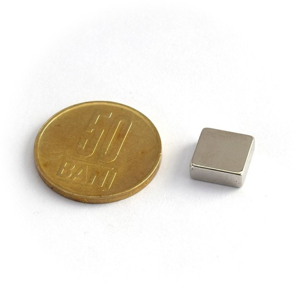 Magnet neodim bloc 10 x 10 x 4 mm - N40 cu moneda de 50 bani