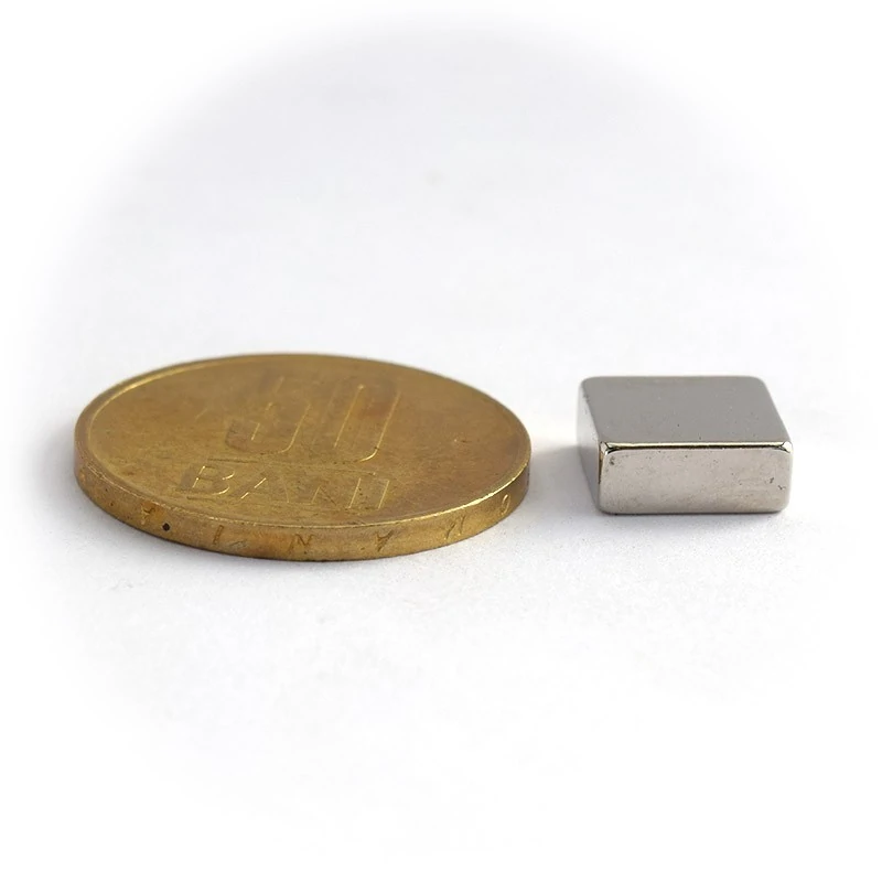 Magnet neodim bloc 10 x 10 x 4 mm - N40 cu moneda de 50 bani