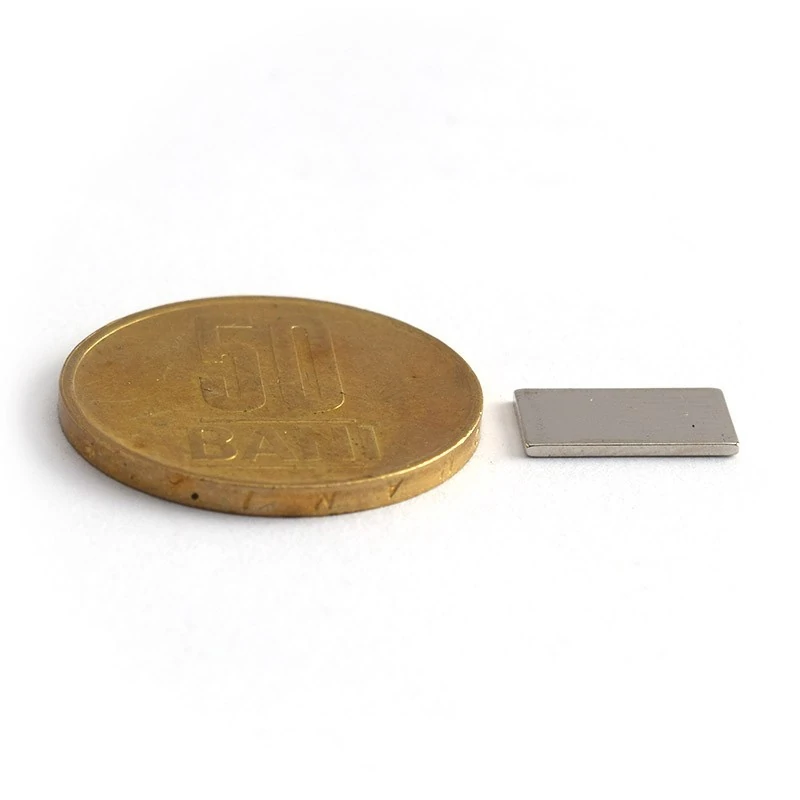 Magnet neodim bloc 12 x 7 x 0,8 mm - N38SH cu moneda de 50 bani