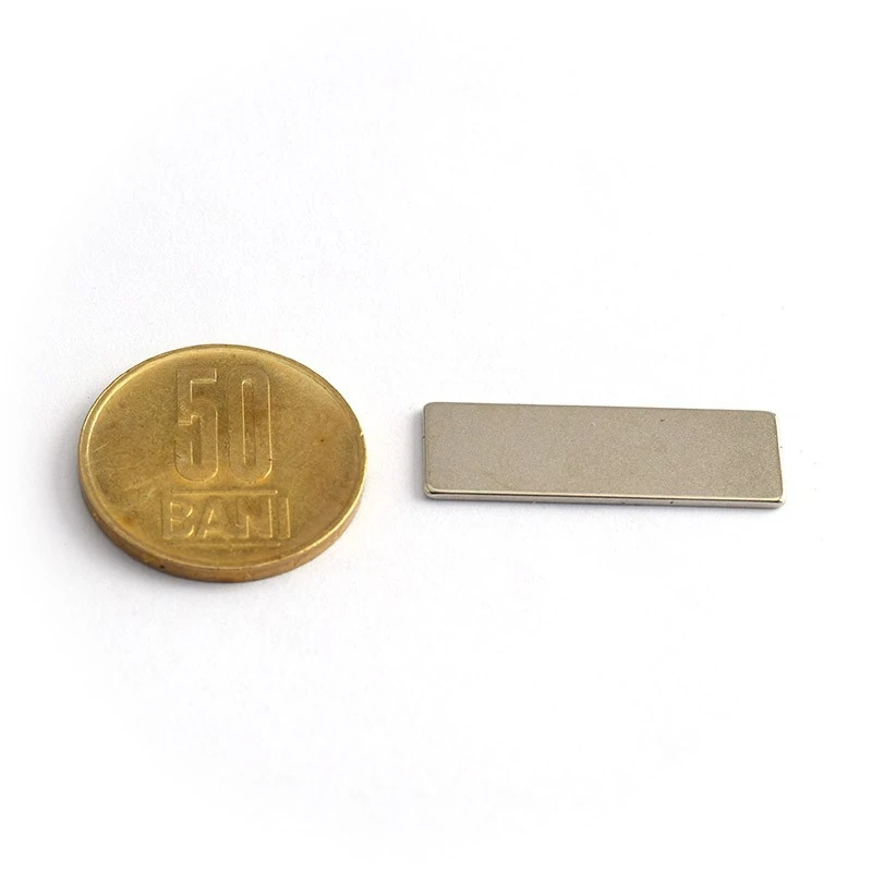 Magnet neodim bloc 30 x 10 x 1 mm - N45 cu moneda de 50 bani