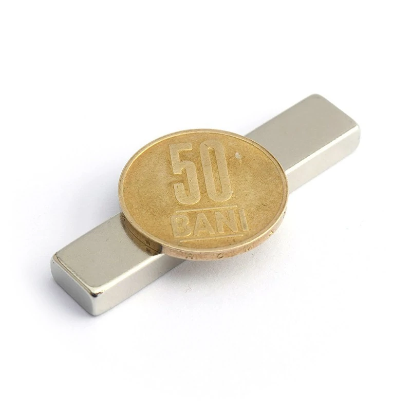 Magnet neodim bloc 50 x 10 x 5 mm - N45 cu moneda deasupra