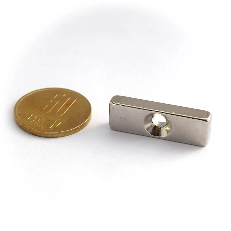 Magnet neodim bloc 30 x 10 x 5 mm cu gaura ingropata D4,2 D8,6 - N40 moneda