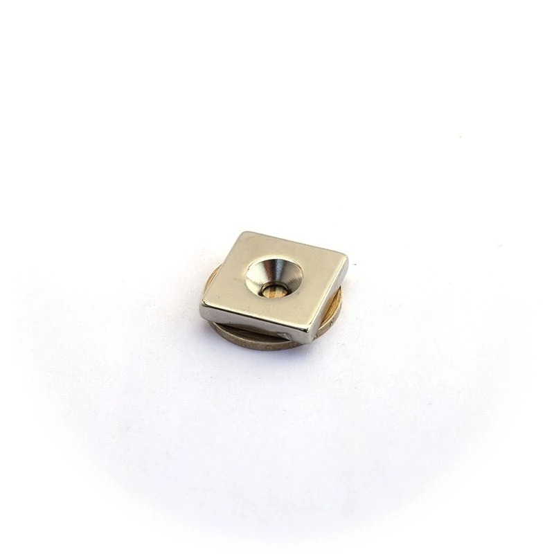 Magnet neodim bloc 20 x 20 x 4 mm cu gaura ingropata D4,5 D9,6 - N35 peste moneda