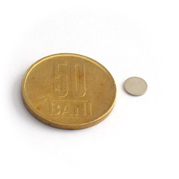 Magnet neodim disc 6 x 0,5 mm - N35 cu moneda 50 bani