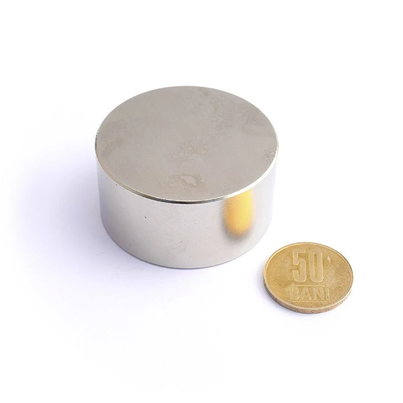 Magnet neodim disc 50 x 25 mm - N45 cu moneda