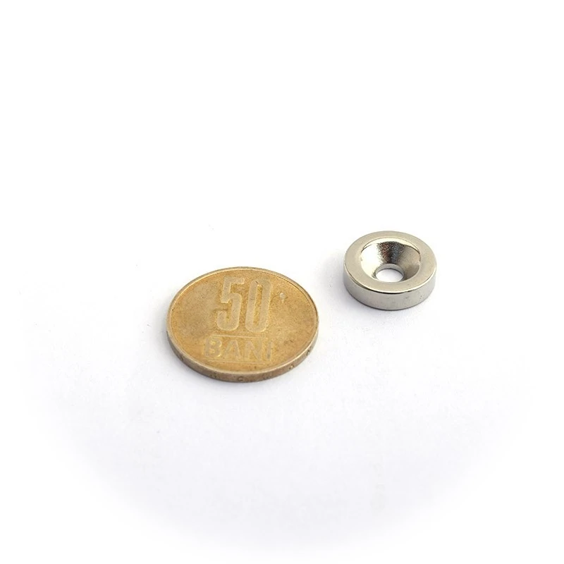 Magnet neodim disc 15 x 4 mm cu gaura ingropata D4,5 D9,46 - N35 cu moneda 50 bani