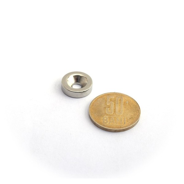 Magnet neodim disc 15 x 4 mm cu gaura ingropata D4,5 D9,46 - N35 cu moneda 50 bani