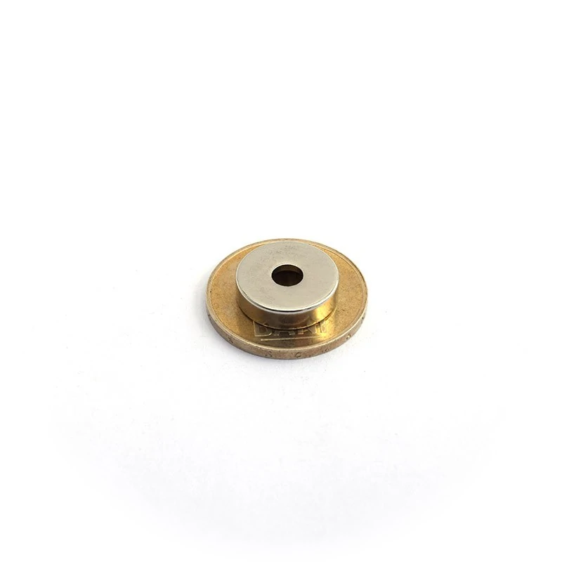 Magnet neodim disc 15 x 4 mm cu gaura ingropata D4,5 D9,46 - N35 peste moneda 50 bani intors