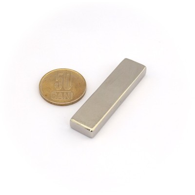 Magnet neodim bloc 50 x 13 x 6 NiCuNi N42H cu moneda de 50 bani