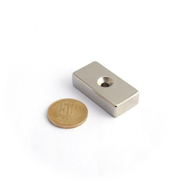 Magnet neodim bloc 40 x 20 x 10 mm cu gaura ingropata D4,5 D9,6 - N45 cu moneda