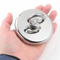 Неодимов магнит тенджера Ø90 мм с пръстеновиден кука в дланта на ръката