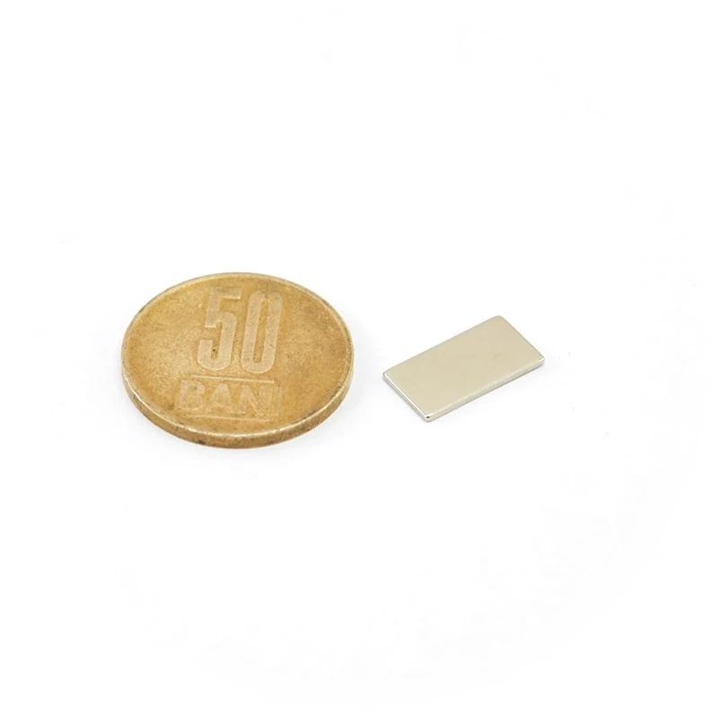 Magnet neodim bloc 15 x 8 x 0,9 mm - N35SH - NiCuNi lângă moneda de 50 bani
