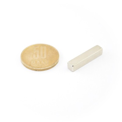 Magnet neodim bloc 25 x 5 x 5 mm - N42 - NiCuNi cu moneda de 50 bani