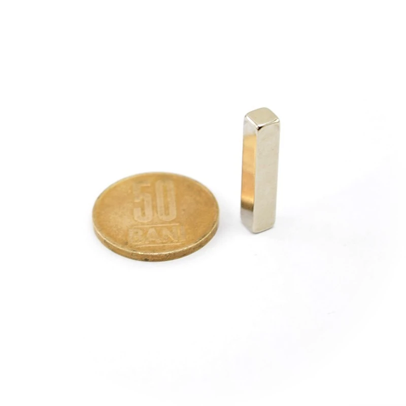 Magnet neodim bloc 25 x 5 x 5 mm - N42 - NiCuNi cu moneda de 50 bani vertical