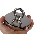 Неодимов магнит тенджера Ø120 мм с въртяща се пръстеновидна кука - магнитен риболов - в ръка