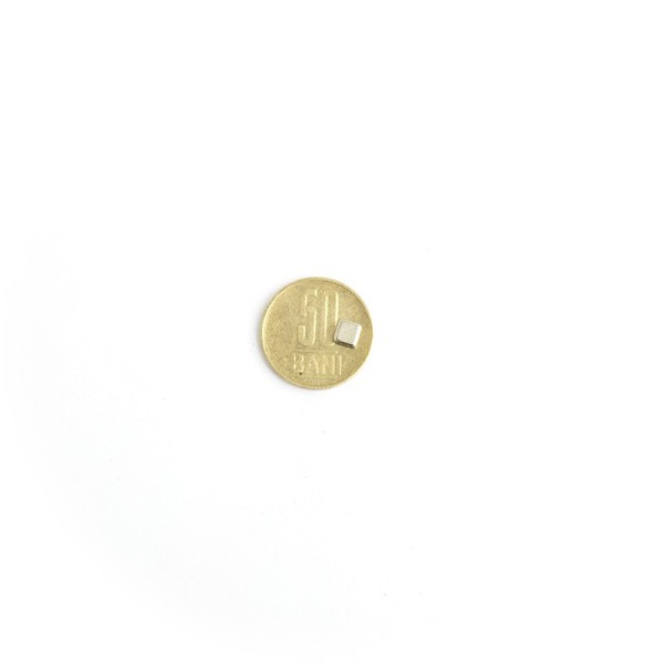 Неодимов магнит блок 5 x 5 x 2 мм върху монета 50 стотинки