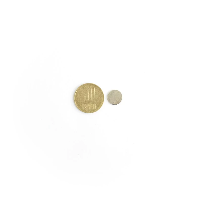 Magnet neodim disc 12 x 1.5 mm de sus cu moneda de 50 bani