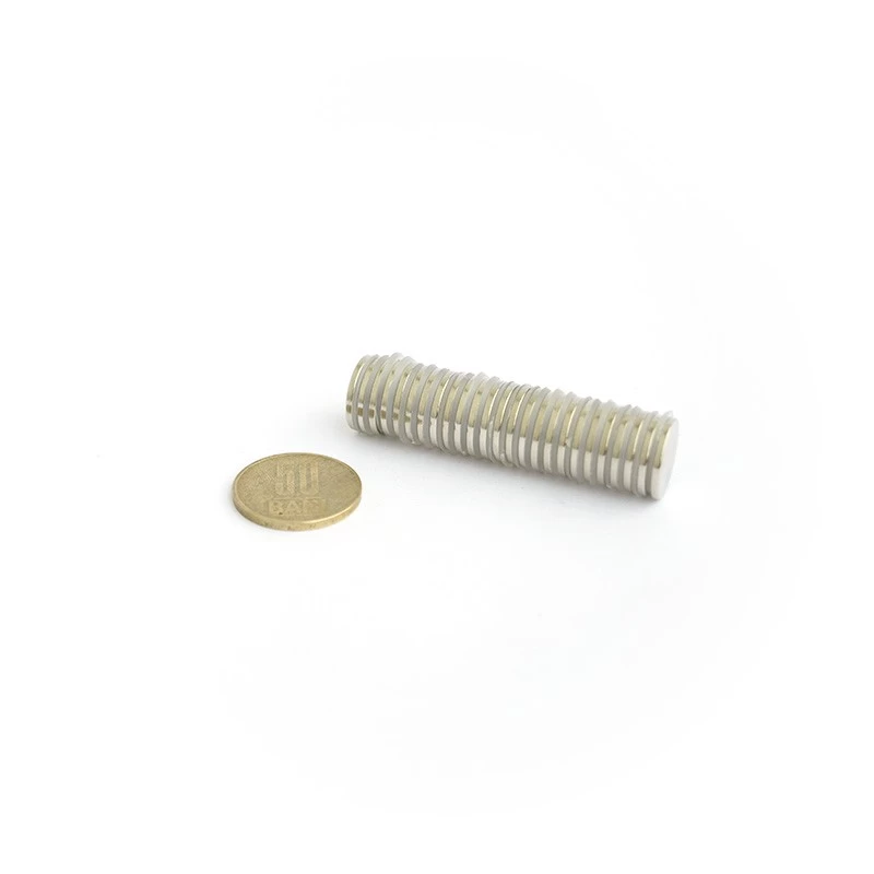Magnet neodim disc 15 x 1,5 mm grup cu moneda de 50 bani