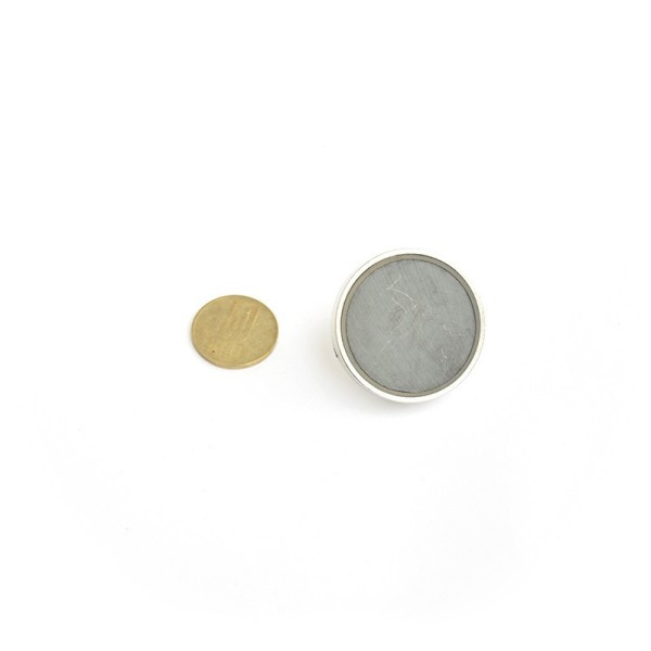 Magnet ferită oală D 40 mm cu moneda de 50 bani privire de jos magnetul de ferită