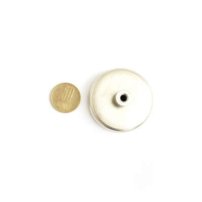 Magnet ferită oală D 50 mm cu moneda de 50 bani privire de sus