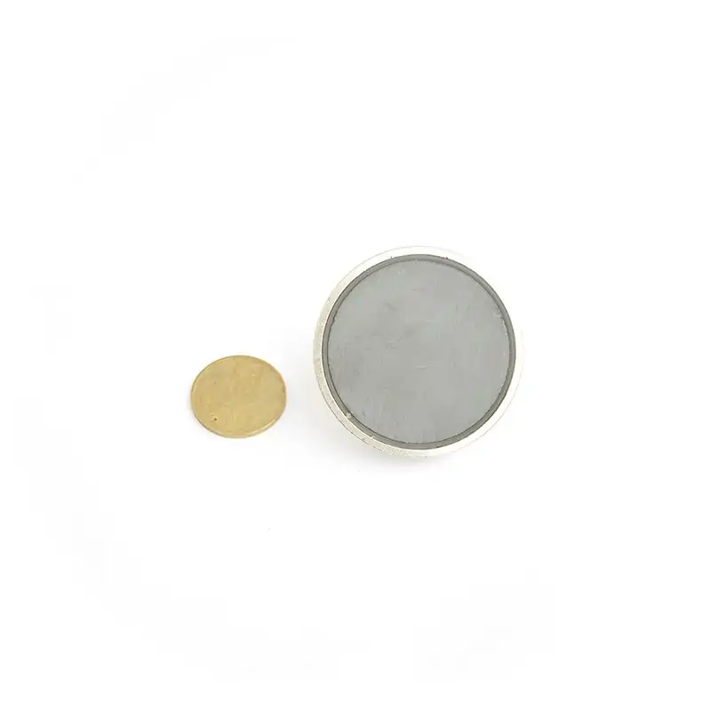 Magnet ferită oală D 50 mm cu moneda de 50 bani privire de jos magnetul de ferită