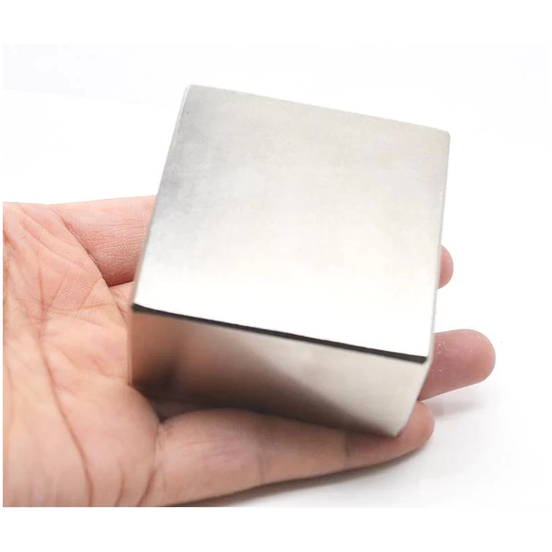 Magnet neodim bloc 50 x 50 x 30 mm în mână