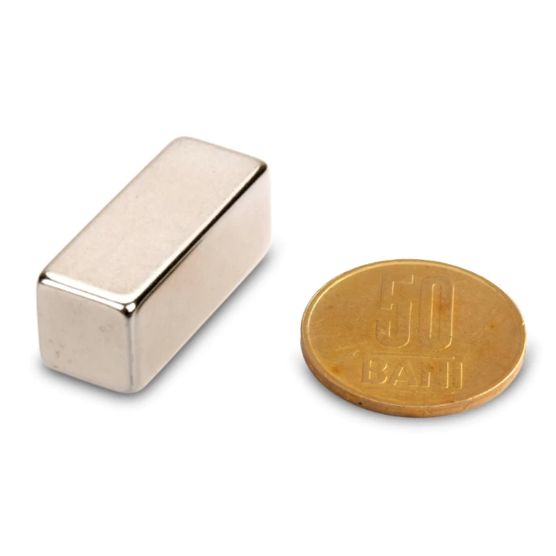 Magnet neodim bloc 30 x 12 x 12 mm comparație cu moneda de 50 bani