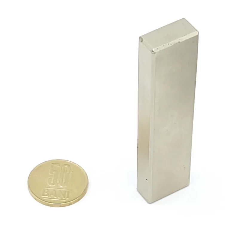 Magnet neodim bloc 80 x 20 x 10 mm vertical și moneda de 50 bani