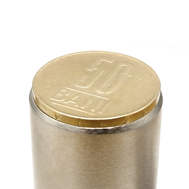 Magnet neodim cilindru 25 x 100 mm comparație cu moneda de 50 bani