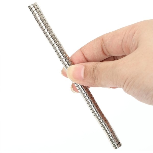 Magnet neodim disc 8 x 3 mm grup în mână