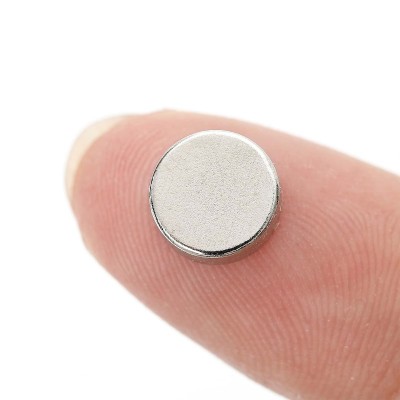 Magnet neodim disc 8 x 3 mm pe deget