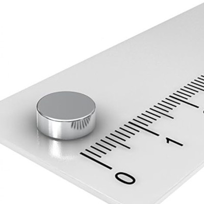Magnet neodim disc 8 x 3 mm comparație cu rigla