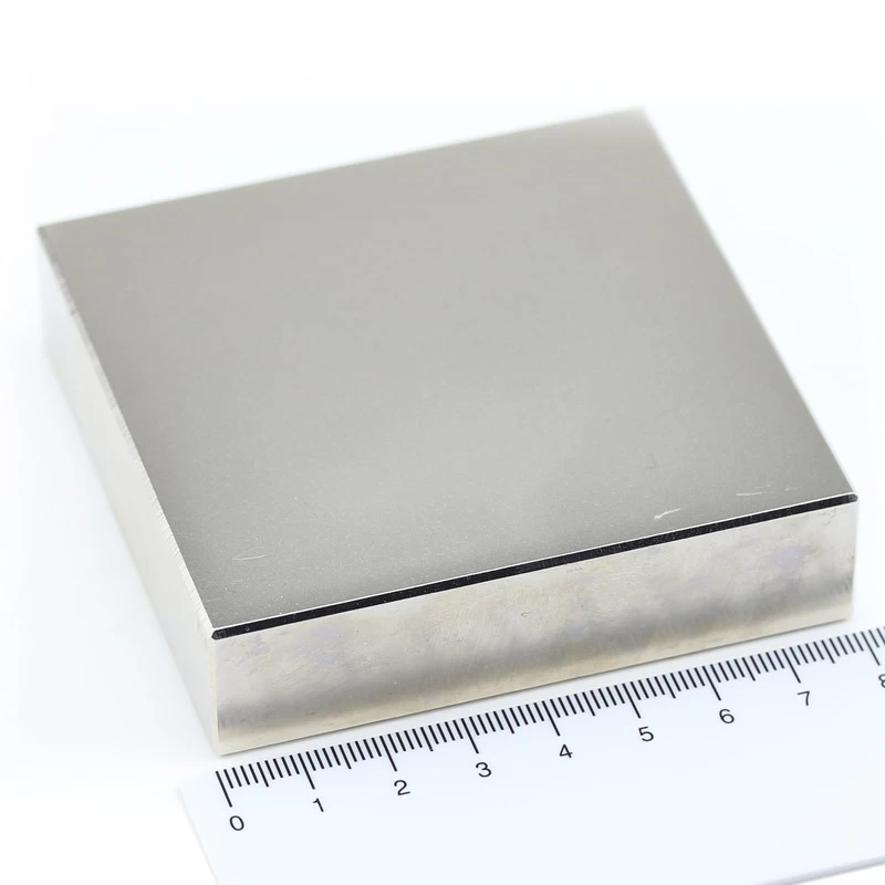 Magnet neodim bloc 80 x 80 x 20 mm N52 comparație cu rigla
