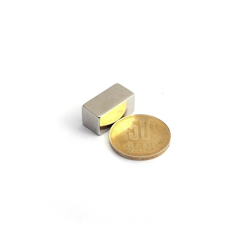 Magnet neodim bloc 20 x 10 x 10 mm - cu moneda de 50 bani - 3