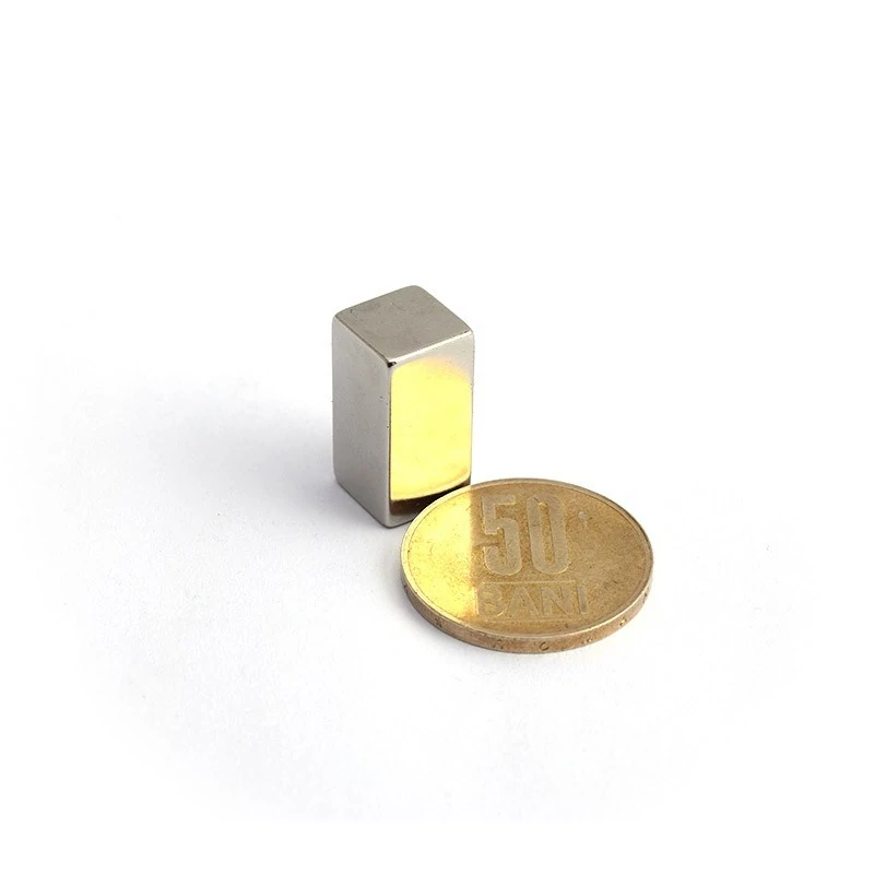 Magnet neodim bloc 20 x 10 x 10 mm - vertical cu moneda de 50 bani