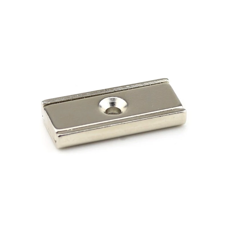 Bară magnetică rectangulară încastrată tip oală 30 x 13,5 mm cu gaură D 3,3 și șanfren D 6,5