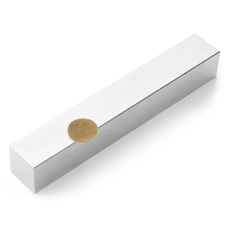 Magnet neodim bloc 200 x 30 x 30 mm cu moneda de 50 bani peste magnet