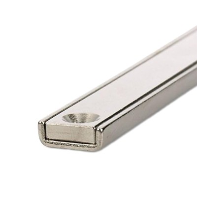 Magnet neodim bloc 120 x 13,5 x 5 mm, în carcasă, cu 2 găuri D 3,3 și șanfren D 6,5 - profil