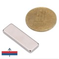 Неодимов магнит блок 30 x 10 x 2 мм N52 с намагнитване и монета 50 стотинки