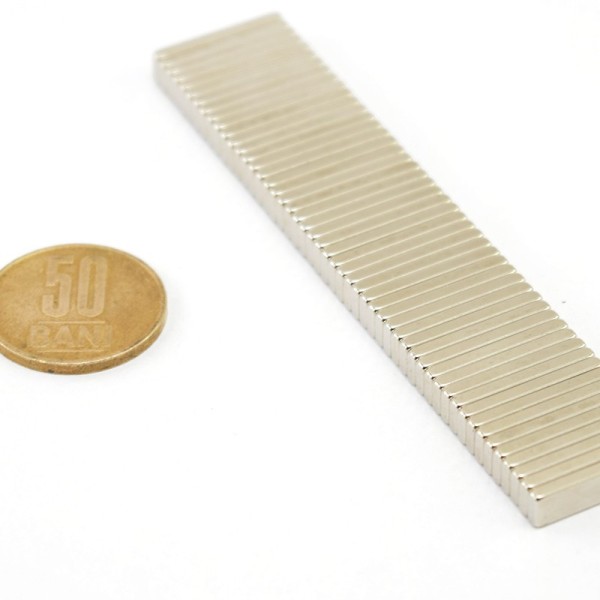 Magnet neodim bloc 20 x 5 x 2 mm - N42SH - NiCuNi grup cu moneda de 50 bani